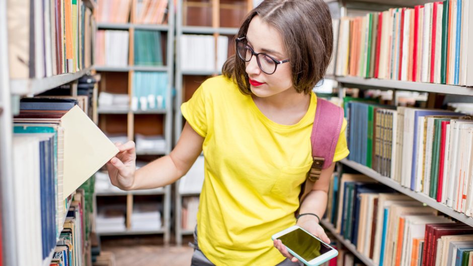 Cum să-ți creezi o listă de cărți esențiale pentru bibliotecă