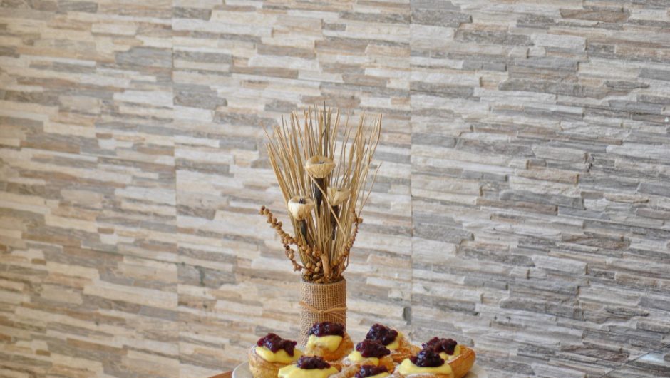 Accente din piatră naturală în decorul interior