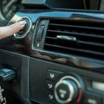 Cum să îți repari sistemul de aer condiționat auto care nu răcește