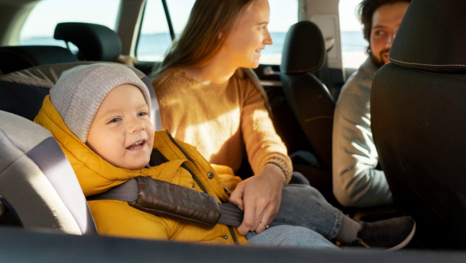 Cum să îți instalezi corect scaunul auto pentru copii