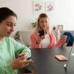 Cum să îți îmbunătățești sănătatea mintală prin distracție și socializare