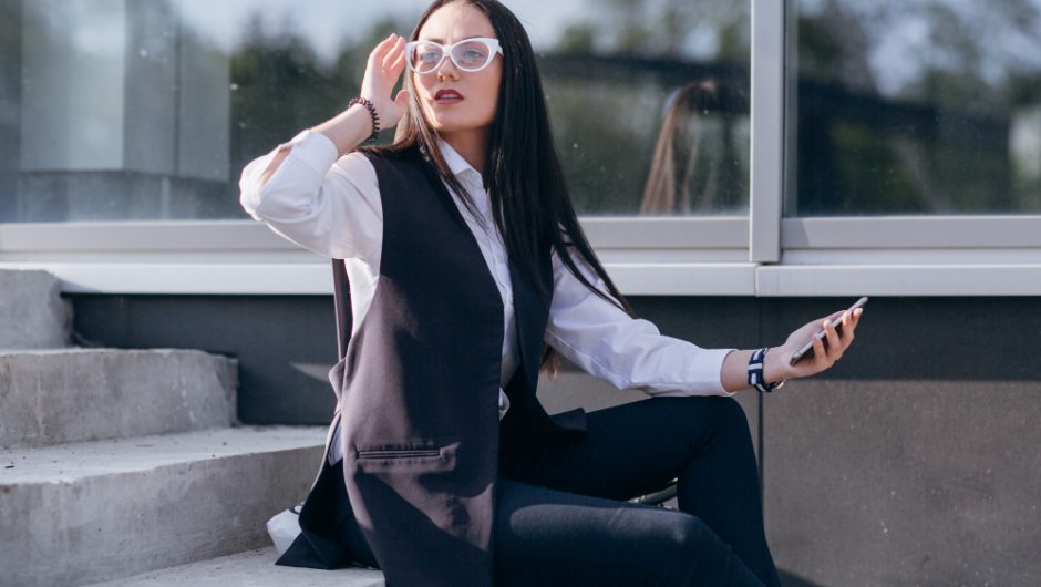 Cum transformi o ținută de birou într-una de afterwork