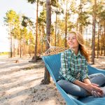 Adirondack lounge cu vegetație pentru meditație în aer liber