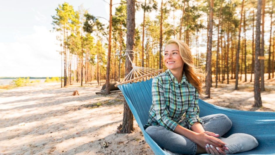 Adirondack lounge cu vegetație pentru meditație în aer liber