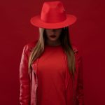 Cum să porți roșu fără să domine ținuta