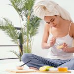 Cum să-ți hidratezi părul cu măști naturale făcute acasă