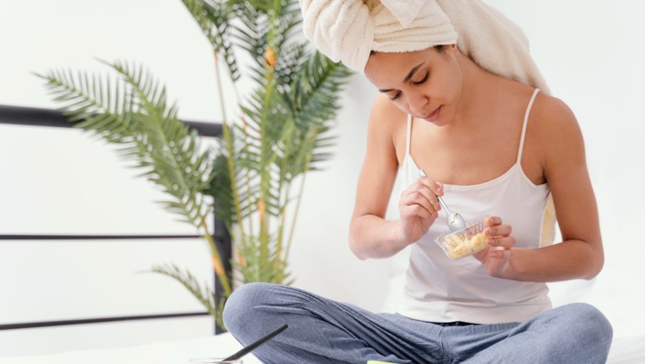 Cum să-ți hidratezi părul cu măști naturale făcute acasă