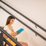 Amenajarea zonei de sub scara interioară: idei practice