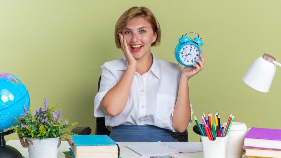 Pauzele active la birou: de ce 5 minute pot schimba o zi întreagă