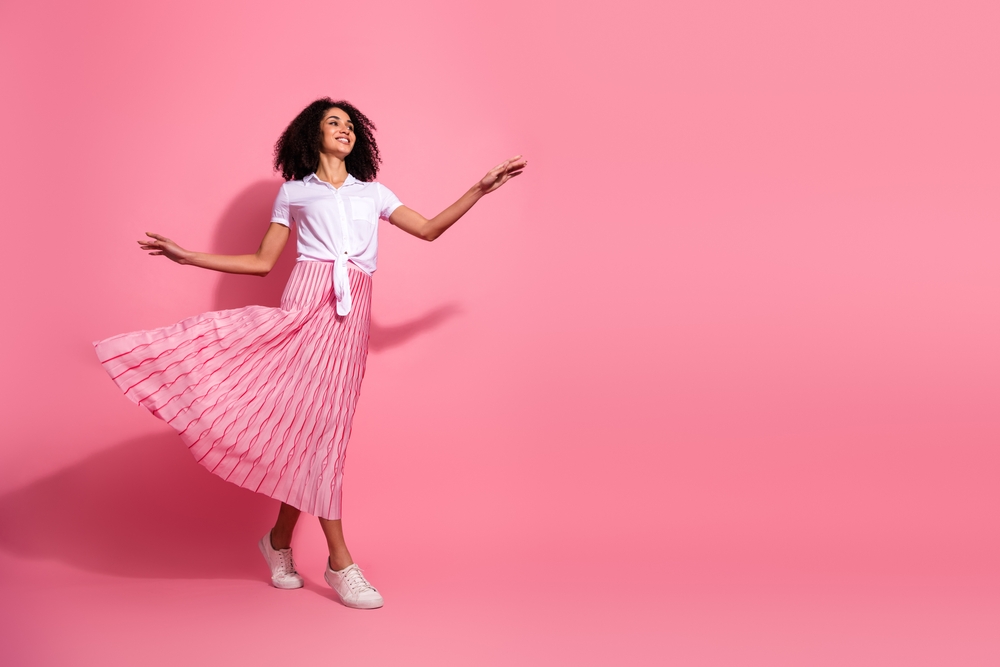 femeie purtând unul dintre cele 10 tipuri de fuste care nu se demodează niciodată