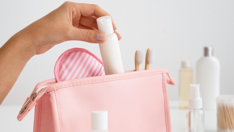 Trusa minimă de skincare pentru bagajul de mână