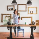 Zona de dining cu decor schimbat în funcție de anotimp