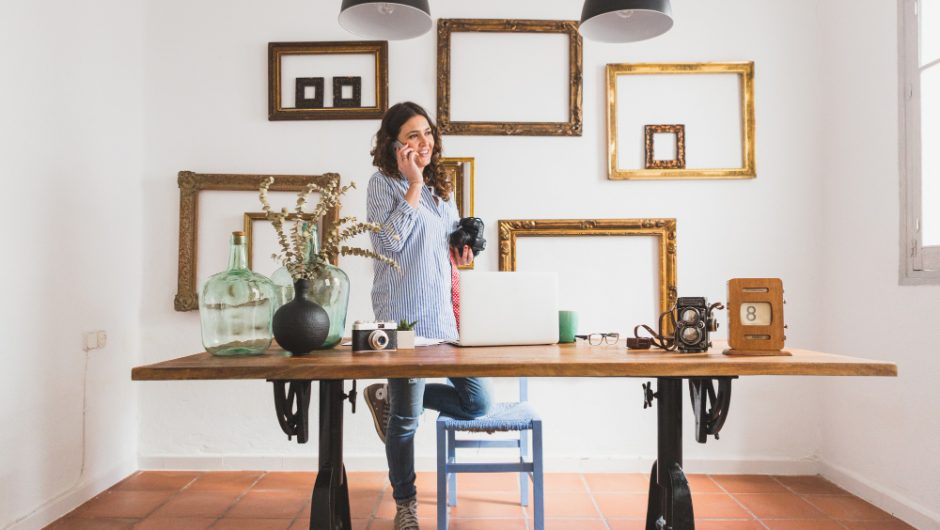 Zona de dining cu decor schimbat în funcție de anotimp