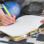 Cum să-ți creezi un colț personal pentru citit, scris sau liniște