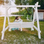 Grădina cu zone de relaxare separate prin plante, nu prin garduri