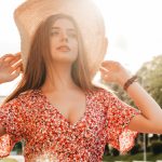 Decolteul reacționează frecvent la parfum, soare și frecarea hainelor
