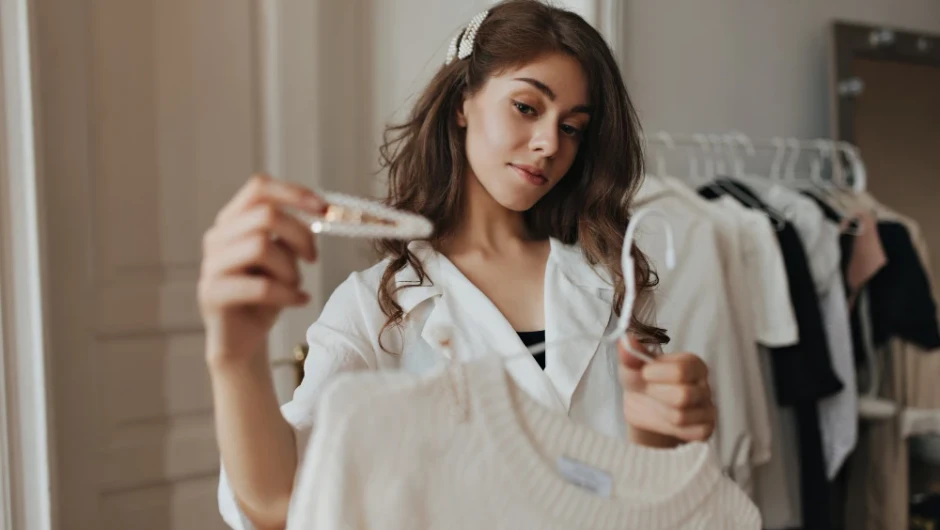 Cum să porți haine basic fără ca ținuta să pară banală